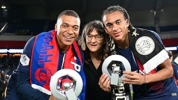 Kylian Mbapp¨¦ se fotograf¨ªa junto a su madre, Fayza Lamari, y su hermano, Ethan Mbapp¨¦.