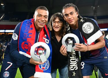 Kylian Mbappé se fotografía junto a su madre, Fayza Lamari, y su hermano, Ethan Mbappé.