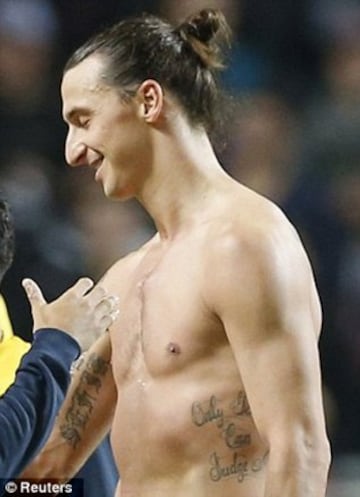 En su costado izquierdo, un tatuaje en ingl¨¦s que es toda una declaraci¨®n de principios: 'Solo Dios Puede Juzgarme', aunque el jugador no se considera creyente, es evidente su marcado car¨¢cter espiritual.