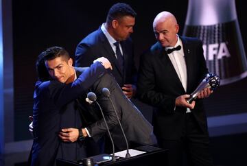 Cristiano Ronaldo fue premiado por segundo a?o consecutivo con el premio 'The Best' 2017 con Diego Maradona en el momento del recoger el premio