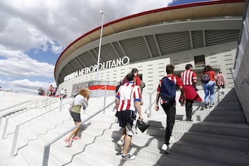 Desde las 10:00 de la mañana los aficionados atléticos celebran el estreno del nuevo estadio rojiblanco Wanda Metropolitano en los alrededores del estadio.