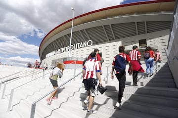 Desde las 10:00 de la mañana los aficionados atléticos celebran el estreno del nuevo estadio rojiblanco Wanda Metropolitano en los alrededores del estadio.
