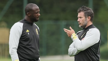 Standard Liege's head coach Carl Hoefkens (R) and assistant coach Yaya Toure speak during a training session of the Belgian first division football team at Angleur on the outskirts of Liege on June 29, 2023, ahead of the forthcoming 2023-2024 season. (Photo by BRUNO FAHY / Belga / AFP) / Belgium OUT