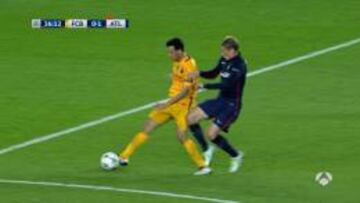 Imagen de la falta de Torres a Busquets que le costó al Niño la segunda amarilla y la expulsión.
