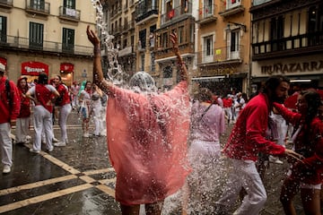 Numerosas personas disfrutan de la fiesta de San Fermín 2022 por las calles de Pamplona tras dos años sin celebrarse.