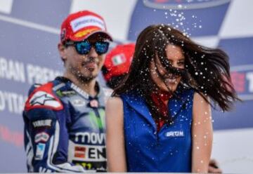 Jorge Lorenzo bromea con una azafata. 