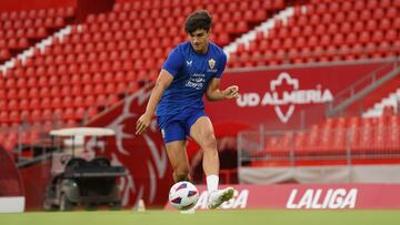 Paco Sanz, en un entrenamiento del Almería.