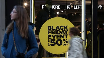 Shoppers walk along Oxford Street during Black Friday in London, Britain November 24, 2023. Reuters/Hollie Adams