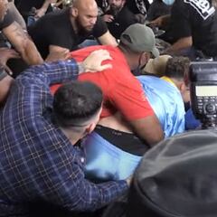 Batalla campal entre ‘youtubers’ y ‘tiktokers’ en una conferencia de ‘influencers’