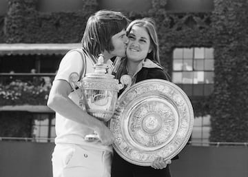 Otra pareja formada en el tenis, pero que en este caso no fue duradera. Fueron los novios del momento en los 70. Tenían carisma y arrasaban en la pista. Evert era considerada la ‘Novia de Estados Unidos’. En 1974, con 19 años, ganó sus primeros Grand Slams (acabó teniendo 18). Mientras, Connors, dos años mayor, también irrumpió en el 74, llevándose los Grand Slam de ese año. Finalizó su carrera con ocho y con el mayor número de títulos ATP. En cuanto a su relación estaban comprometidos, pero rompieron a finales de ese año 1974. No acabaron bien, de hecho en su biografía, Jimmy asegura que Chris abortó sin decirle nada. 