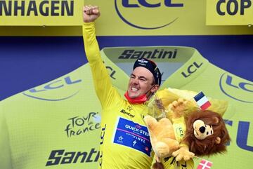 Yves Lampaert celebra emocionado su victoria en la contrarreloj de Copenhague y el primer maillot amarillo del Tour 2022.