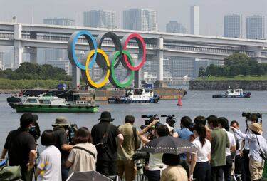  Los Juegos de Tokio debían haber celebrado el domingo 9 de agosto la ceremonia de clausura. Sin embargo, el coronavirus rompió la ilusión de 11.000 deportistas y de todo el país. Ayer, los gigantescos aros que lucían en el Obaida Marine Park, donde iba a celebrarse el triatlón y pruebas de natación, fueron retirados para realizar un mantenimiento. Un síntoma.