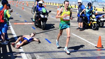 Michael Shelley adelanta a Callum Hawkins después de que este último sufriese un desvanecimiento en el maratón de los Juegos de la Commonwealth.