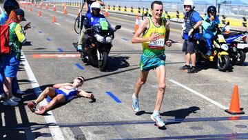 Michael Shelley adelanta a Callum Hawkins despu&eacute;s de que este &uacute;ltimo sufriese un desvanecimiento en el marat&oacute;n de los Juegos de la Commonwealth.