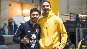 Oribe Peralta posando con Zlatan despu&eacute;s de un entrenamiento con el Am&eacute;rica