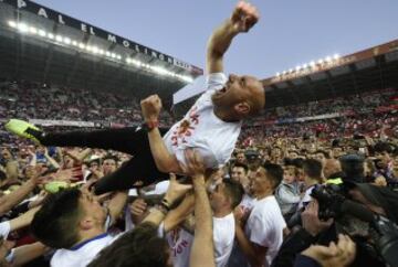 Abelardo es manteado por sus jugadores.