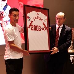 Navas rubrica su renovación con un homenaje en Nervión