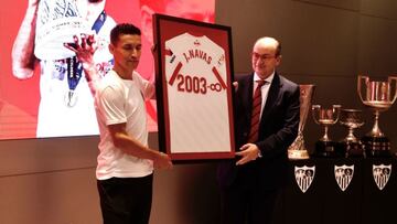 Navas rubrica su renovación con un homenaje en Nervión