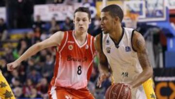 James Feldeine bota ante Markus Eriksson.