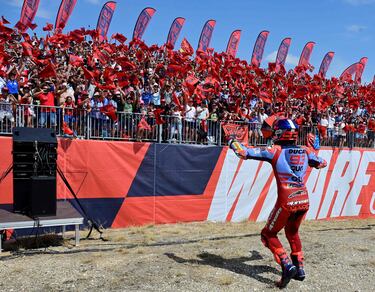 Marc Márquez celebrando con los seguidores presentes en el circuito de Aragón.