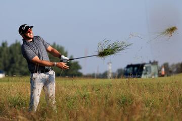 El sudafricano Dean Burmester observa el vuelo de su bola tras el segundo golpe en el hoyo inicial del Royal St. Georges en Sandwich, Kent (Inglaterra). El exigente campo que acoge la 149ª edición del British Open no da tregua a los jugadores que si no cogen calle deben lidiar con elementos de la naturaleza al golpear la bola.  