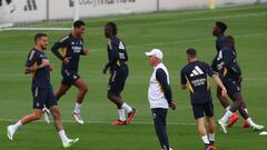 Real Madrid's Italian coach Carlo Ancelotti (C) leads a training session at Valdebebas Sport City in Madrid on September 16, 2023. (Photo by PIERRE-PHILIPPE MARCOU / AFP)