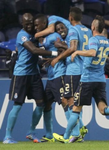 El delantero colombiano del Oporto, Jackson Martinez celebra su tanto ante el Atlético de Madrid durante su partido correspondiente del grupo G de Champions League