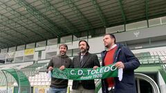 Carlos Gómez posa con la bufanda del C.D. Toledo.