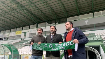 Carlos Gómez posa con la bufanda del C.D. Toledo.