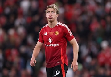 Temporada decepcionante para el delantero dan¨¦s. En 2023 el Manchester United pag¨® 78 millones de euros a la Atalanta para hacerse con los servicios de Hojlund, en su primer a?o anot¨® 16 goles, no fue un mal n¨²mero de goles para su primera temporada. En esta temporada, su segunda en M¨¢nchester, ha bajado su rendimiento y solo anot¨® 10 goles. El United ya hizo oficial el fichaje de otro delantero para la pr¨®xima temporada, Matheus Cunha.
