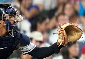 El impacto de una pelota de béisbol en el rostro puede ser muy peligroso para la integridad física de los jugadores. El catcher de los Cleveland Guardians, Bo Naylor, lo pensó cuando su casco detuvo la bola en el último instante tras el lanzamiento de Seiya Suzuki, de los Chicago Cubs, en su partido de la liga estadounidense de béisbol (MLB).