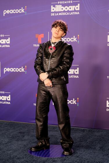 Xavi posa en la alfombra roja de los Premios Billboard de la Música Latina 2025.