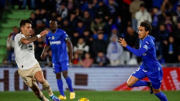 GETAFE, 08/12/2023.- El centrocampista Luis Milla del Getafe disputa un balón ante el delantero Hugo Duro (i) del Valencia durante el encuentro correspondiente a la jornada 16 de primera división que disputan hoy viernes Getafe y Valencia en el Coliseum de Getafe (Madrid). EFE / Zipi Aragón.
