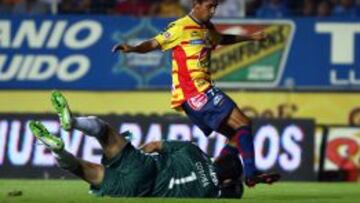 El arquero olímpico en el partido contra Monarcas.