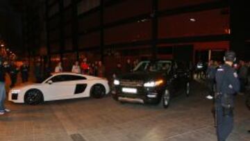 Aficionados del Valencia esperan a los jugadores: "Mercenarios"