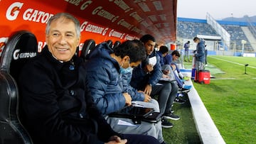 Futbol, Universidad Catolica vs Union La Calera.
Fecha 13, campeonato Nacional 2022.
El entrenador de Universidad Catolica Ariel Holan, dirige a sus jugadores contra Union La Caleraa durante el partido por la primera division disputado en el estadio San Carlos de Apoquindo.
Santiago, Chile.
13/05/2022
Felipe Zanca/Photosport

Football, Universidad Catolica vs Union La Calera.
13 th date, 2022 National Championship.
Universidad Catolica’s head coach Ariel Holan
gives instructions to his players against Union La Calera during the first division match held at San Carlos de Apoquindo stadium.
Santiago, Chile.
13/05/2022
Felipe Zanca/Photosport