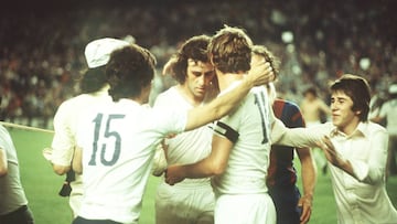 Los jugadores del Real Madrid felicitan a Vicente del Bosque por su partido en la final de la Copa del Generalísimo de 1974 contra el Barcelona.