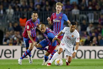 Sergio Busquets, Frenkie de Jong, Dani Alves y Ángel Rodríguez.