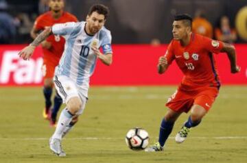 Lionel Messi es marcado por Gonzalo Jara.