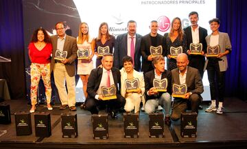 Los premiados posan con sus galardones.