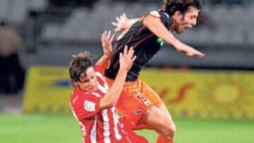 <b>CAZADO. </b>Piatti sufre la contundencia de los defensas.