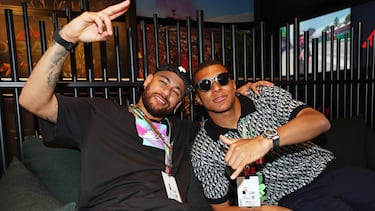 Neymar y  Kylian Mbappé posan durante el Gran Premio de España de F1 en el Circuito de Barcelona-Catalunya el 4 de junio de 2023.