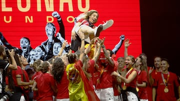 Olga Carmona es manteada por sus compañeras durante la celebración por el campeonato del mundo.