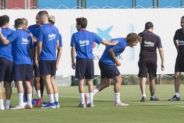 Los jugadores del Barcelona reciben a Griezmann con una novatada haciendo pasar al jugador por un pasillo de collejas, una tradición no escrita en la plantilla del FC Barcelona. Se trata de un bautismo de fuego de poco más de tres segundos si lo pasas a una velocidad moderada 
