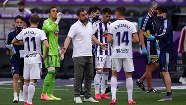 VALLADOLID, SPAIN - JUNE 17: Sergio Gonzalez, Head Coach of Real Valladolid talks to his players after the Liga match between Real Valladolid CF and RC Celta de Vigo at Jose Zorrilla on June 17, 2020 in Valladolid, Spain. (Photo by Gonzalo Arroyo Moreno/G