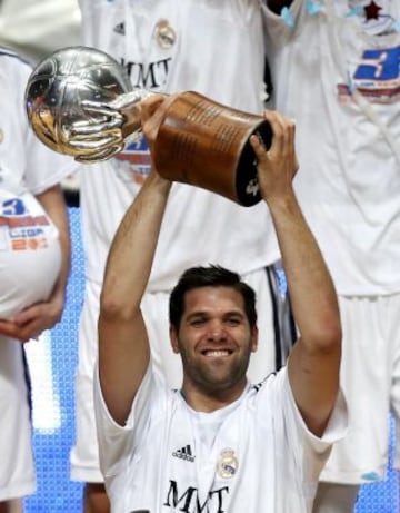 Felipe Reyes levanta la copa de campeones de Liga.