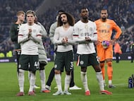 Soccer Football - Premier League - Everton v Chelsea - Hill Dickinson Stadium, Liverpool, Britain - March 21, 2026 Chelsea's Alejandro Garnacho, Marc Cucurella and Jorrel Hato look dejected as they applaud fans after the match REUTERS/Peter Powell EDITORIAL USE ONLY. NO USE WITH UNAUTHORIZED AUDIO, VIDEO, DATA, FIXTURE LISTS, CLUB/LEAGUE LOGOS OR 'LIVE' SERVICES. ONLINE IN-MATCH USE LIMITED TO 120 IMAGES, NO VIDEO EMULATION. NO USE IN BETTING, GAMES OR SINGLE CLUB/LEAGUE/PLAYER PUBLICATIONS. PLEASE CONTACT YOUR ACCOUNT REPRESENTATIVE FOR FURTHER DETAILS..