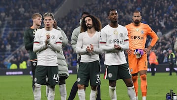 Soccer Football - Premier League - Everton v Chelsea - Hill Dickinson Stadium, Liverpool, Britain - March 21, 2026 Chelsea's Alejandro Garnacho, Marc Cucurella and Jorrel Hato look dejected as they applaud fans after the match REUTERS/Peter Powell EDITORIAL USE ONLY. NO USE WITH UNAUTHORIZED AUDIO, VIDEO, DATA, FIXTURE LISTS, CLUB/LEAGUE LOGOS OR 'LIVE' SERVICES. ONLINE IN-MATCH USE LIMITED TO 120 IMAGES, NO VIDEO EMULATION. NO USE IN BETTING, GAMES OR SINGLE CLUB/LEAGUE/PLAYER PUBLICATIONS. PLEASE CONTACT YOUR ACCOUNT REPRESENTATIVE FOR FURTHER DETAILS..