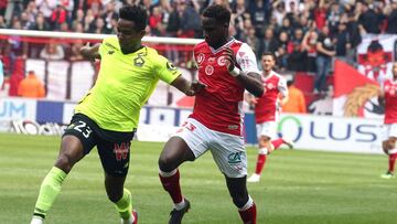 Reims&#039; French forward Boulaye Dia (R) vies with Lille&#039;s Brazilian midfielder Thiago Mendes (L) during the French L1 football match between Reims And Lille on April 7, 2019 at the Auguste-Delaune Stadium in Reims. (Photo by FRANCOIS NASCIMBENI / 