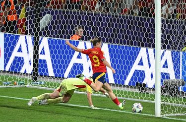 Centro milimétrico de Alexia para Esther, que remató al centro y aprovechó el error de la portera.